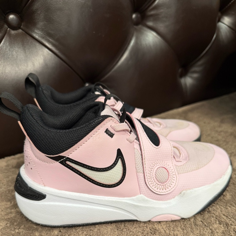 Nike Pink and Black Sneakers Modern Athletic Design